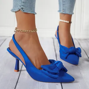 Elegante königsblaue Slingback-Heels mit spitzer Zehenpartie und großer Satinschleife