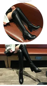 Vue détaillée des bottes cuissardes noires à talons épais en tissu extensible