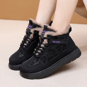 Botas de invierno negras para mujer con estampado de leopardo y forro de felpa.