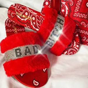 Ciabatte in pelliccia rossa bandana con scritte BAD BITCH in strass