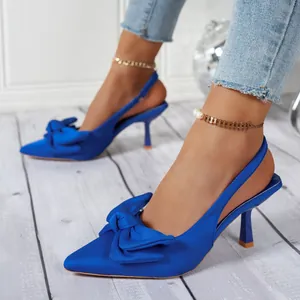 Elegante satinierte Slingback-Heels in Königsblau mit großer Schleife an der Spitze