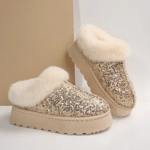Detalle de zuecos de invierno con lentejuelas brillantes, forro de piel y plataforma