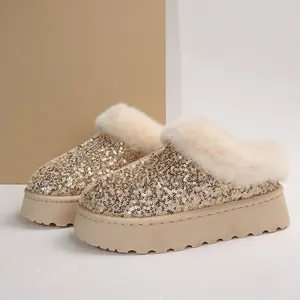 Primer plano de zapatillas con plataforma de lentejuelas doradas y piel sintética