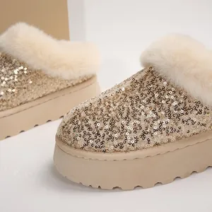 Primer plano de lentejuelas doradas y cuello de pelo sintético en botas de plataforma