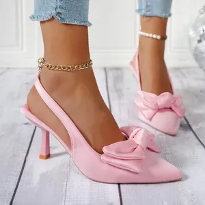 Elegante Nahaufnahme von rosa Satin-Slingback-Heels mit großer Schleife und Spitze