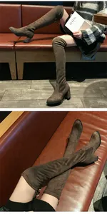 Détail de bottes hautes au-dessus du genou en daim marron avec talons blocs et élastiques