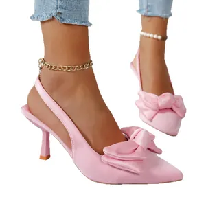 Elegante rosa Satin-Slingbacks im französischen Stil mit dekorativen Schleifen und Spitze.