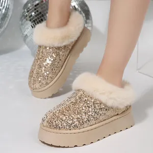 Detalle de botas de nieve con lentejuelas doradas, ribete de piel sintética y plataforma