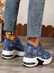Nahaufnahme der Damen-Sneaker aus Denim mit Plateausohle und Luftkissen-Dämpfung
