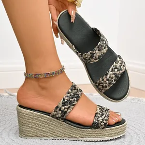 Close-up van stijlvolle platform sandalen met sleehak en zwart-wit gevlochten bandjes mode