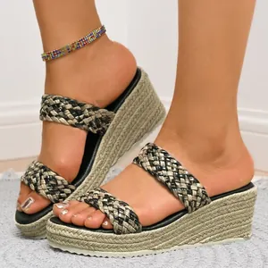 Detailopname van dames sleehak sandalen met gevlochten bandjes en espadrille zool
