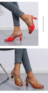 Elegante Damen-Pantoletten mit hohen Absätzen und goldener Kettenschnalle in Rot und Braun