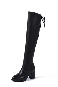 Détail de profil de bottes cuissardes noires élégantes avec un talon haut carré robuste