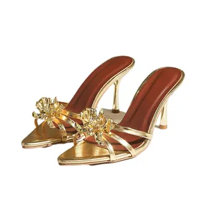 Mules élégantes à talons hauts et bout pointu dorées avec décoration florale pour femme
