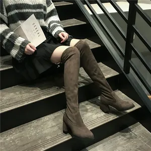 Vue détaillée des bottes au-dessus du genou en daim marron avec talons hauts épais