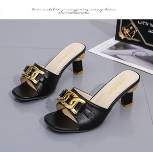 Elegante schwarze Hausschuhe mit goldener Kette und stilvollem Blockabsatz
