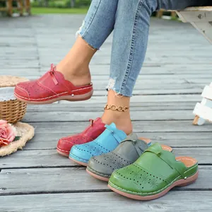 Zuecos planos para mujer en varios colores con diseño calado y detalle de lazo