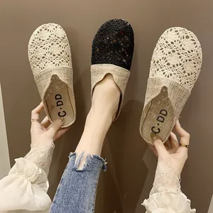 Vista detallada de tres zapatillas planas de verano de encaje traspirable en negro y beige