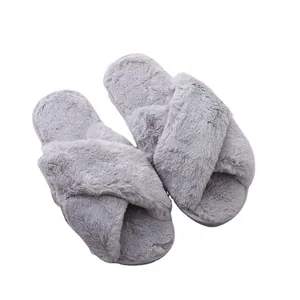 Chaussons moelleux gris à brides croisées pour femmes confort d'hiver intérieur