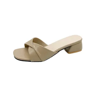 Elegantes mulas beige de punta cuadrada con tacón de bloque y diseño trenzado de moda