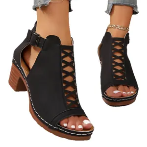 Modische schwarze Sandalen mit Blockabsatz, Kreuzriemen und Schnalle für Damen.