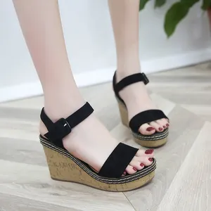 Eleganti sandali con zeppa in pelle scamosciata nera con plateau e cinturino alla caviglia