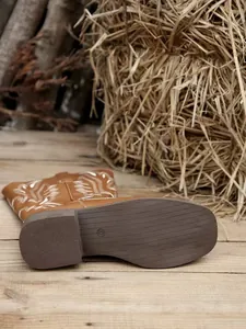 Detail view of the brown western boot featuring white embroidery and a textured sole (37).