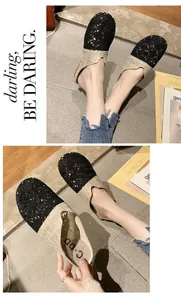 Primer plano de chinelas planas de encaje negro transpirable para mujer con lino.