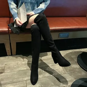 Élégantes bottes cuissardes noires extensibles avec talons carrés et une coupe amincissante