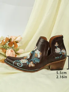 Detalle de bota western con bordado floral vintage y tacón ancho y cómodo de 5,5 cm