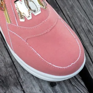 Detailansicht rosa Wildleder Plateau Sneaker mit seitlichem Reißverschluss und Goldkrone