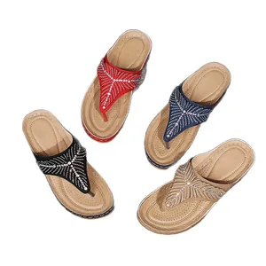 Infradito con zeppa da donna in quattro colori con motivi decorativi in strass luccicanti