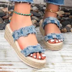 Dames plateau sleehak sandalen met denim franjes en geweven espadrille zool voor zomer.