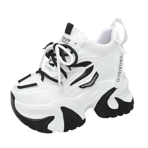 Vista lateral detallada de zapatillas de cuña con plataforma en blanco y negro para mujer