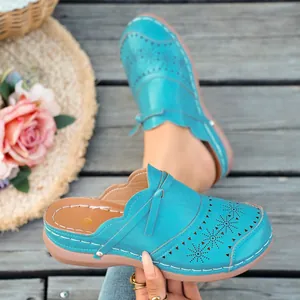 Sandalias planas de mujer azul claro con diseño troquelado y elegante detalle de lazo