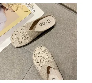 Primer plano de la malla de encaje transpirable beige en zapatillas planas cerradas