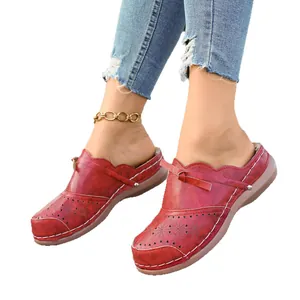 Mulas planas rojas cómodas para mujer con diseño calado y elegantes costuras decorativas