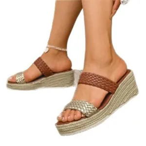 Elegante gevlochten wedge sandalen voor dames met goud-bruine bandjes op een witte basis