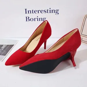 Vue détaillée d'escarpins élégants en daim rouge à talons aiguilles pour femmes.