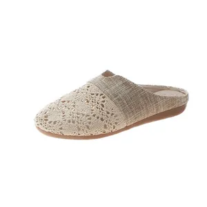 Mules de encaje beige para mujer con un diseño calado transpirable y suela plana