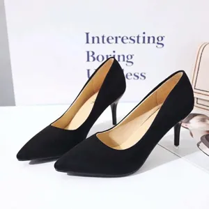 Vue latérale d'escarpins noirs élégants en daim à bout pointu et talons