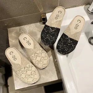 Mules planos de encaje calado transpirable para mujer en colores beige y negro.