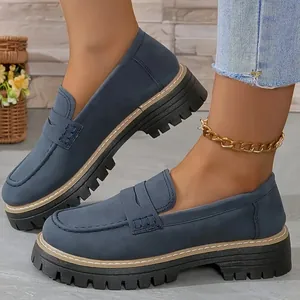 Vue détaillée de mocassins bleu marine mats avec des semelles compensées épaisses