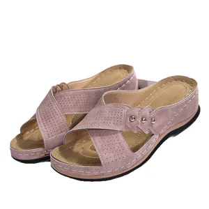 Sandales à talons compensés mauves pour femmes avec lanières croisées et perforations.