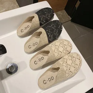 Primer plano de mules planos de malla transpirable en colores negro y beige claro