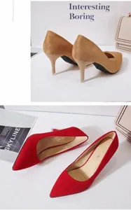 Vue détaillée des escarpins élégants à bouts pointus en daim de couleur rouge et beige.