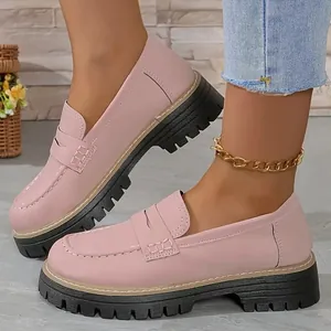 Gros plan détaillé sur des mocassins roses à semelles compensées de style rétro anglais