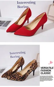 Deux paires d'escarpins à talons aiguilles en daim rouge vif et imprimé léopard