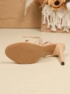 Détail du talon aiguille et de la semelle en gomme sur sandales nude