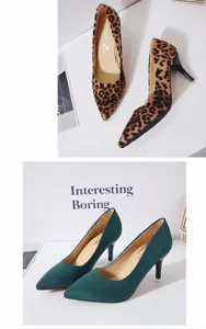 Vue détaillée d'élégants escarpins à talons aiguilles léopard et en daim vert foncé.